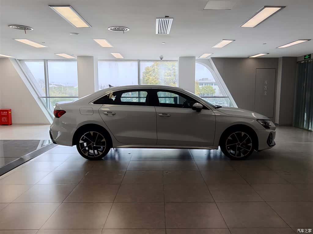 Audi Flying Spur, 2025 3