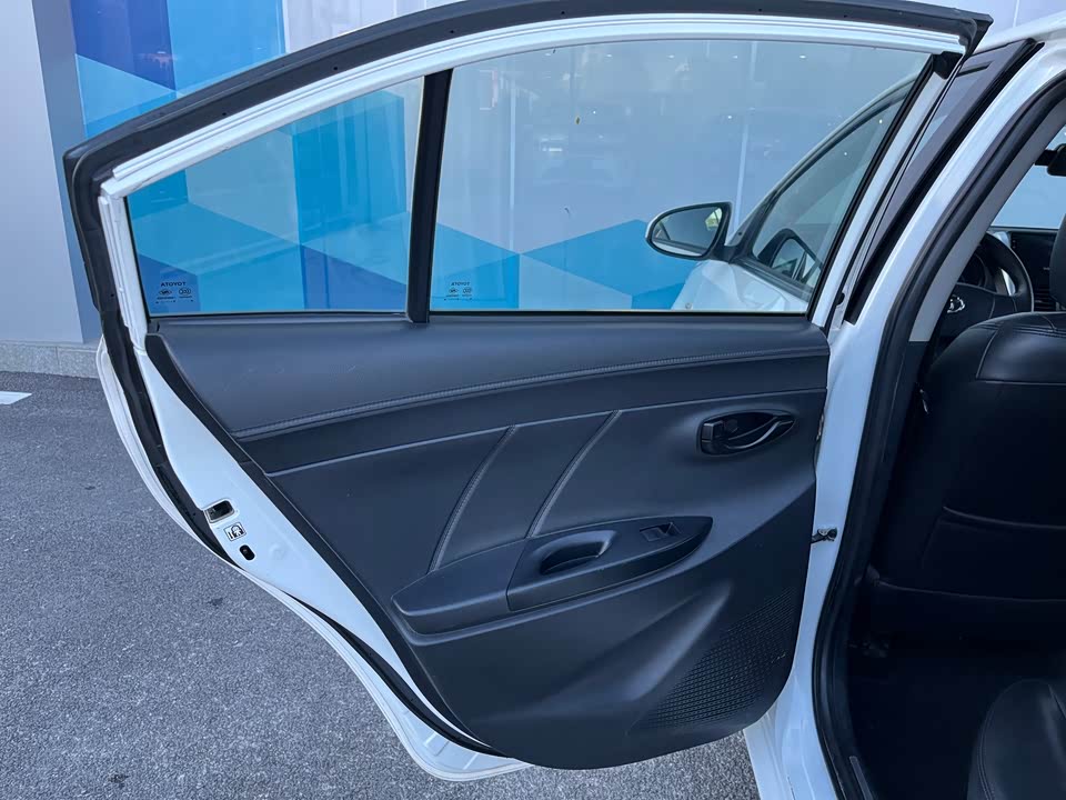 Toyota YARiS L to enjoy