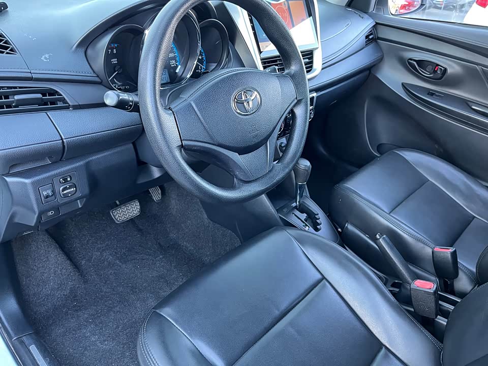 Toyota YARiS L to enjoy