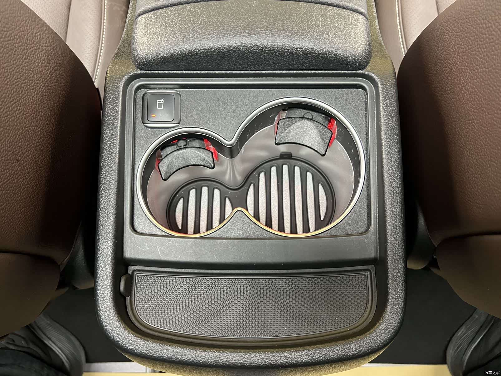 Mercedes-Benz V-Class, 2025 33