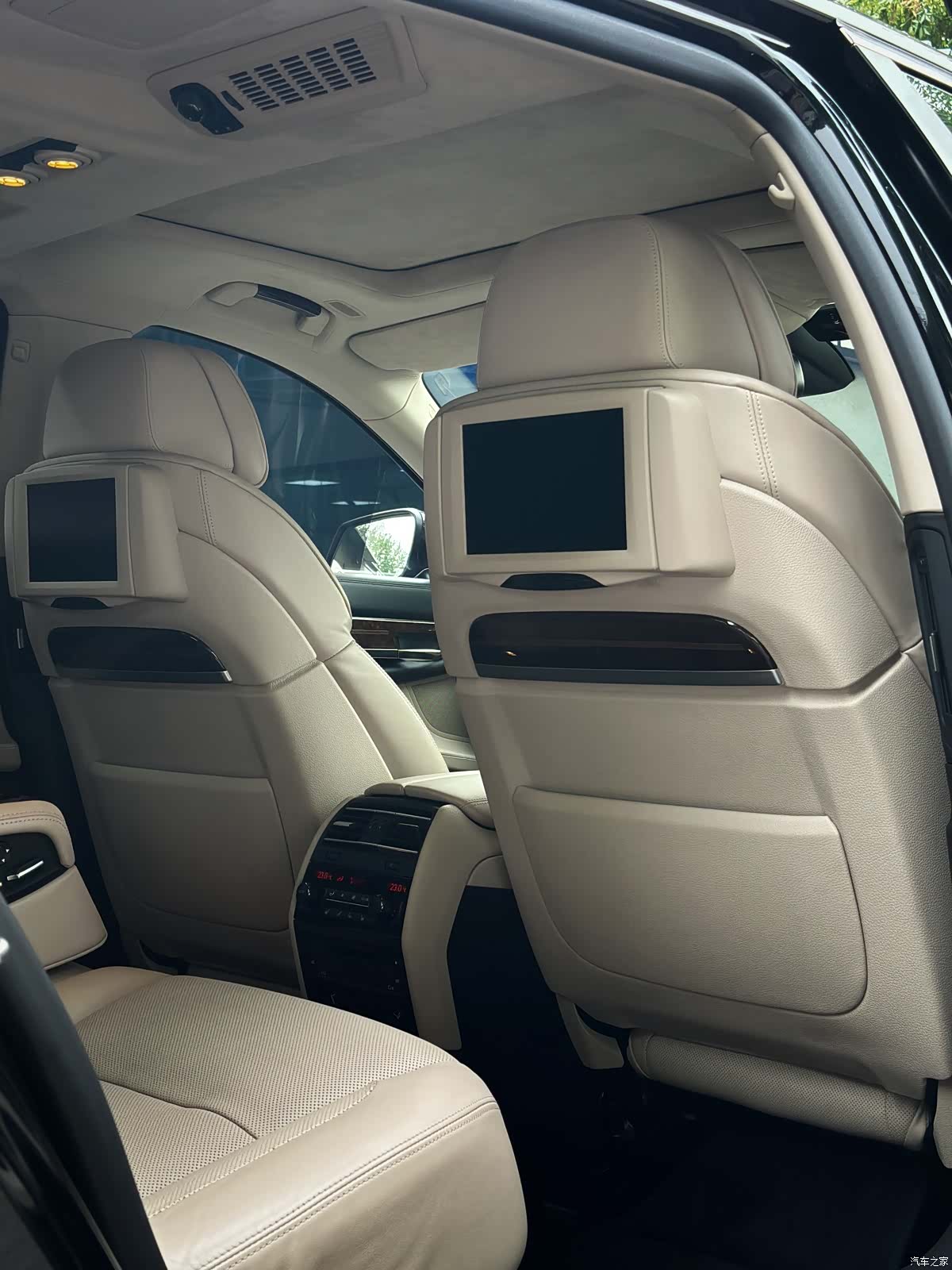 BMW 7 Series, 2011 10