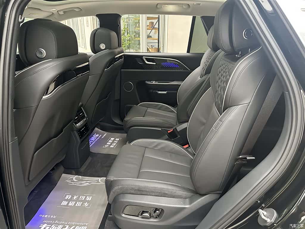 Hongqi E-HS9, 2023 12