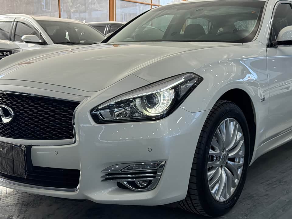 Infiniti Q70