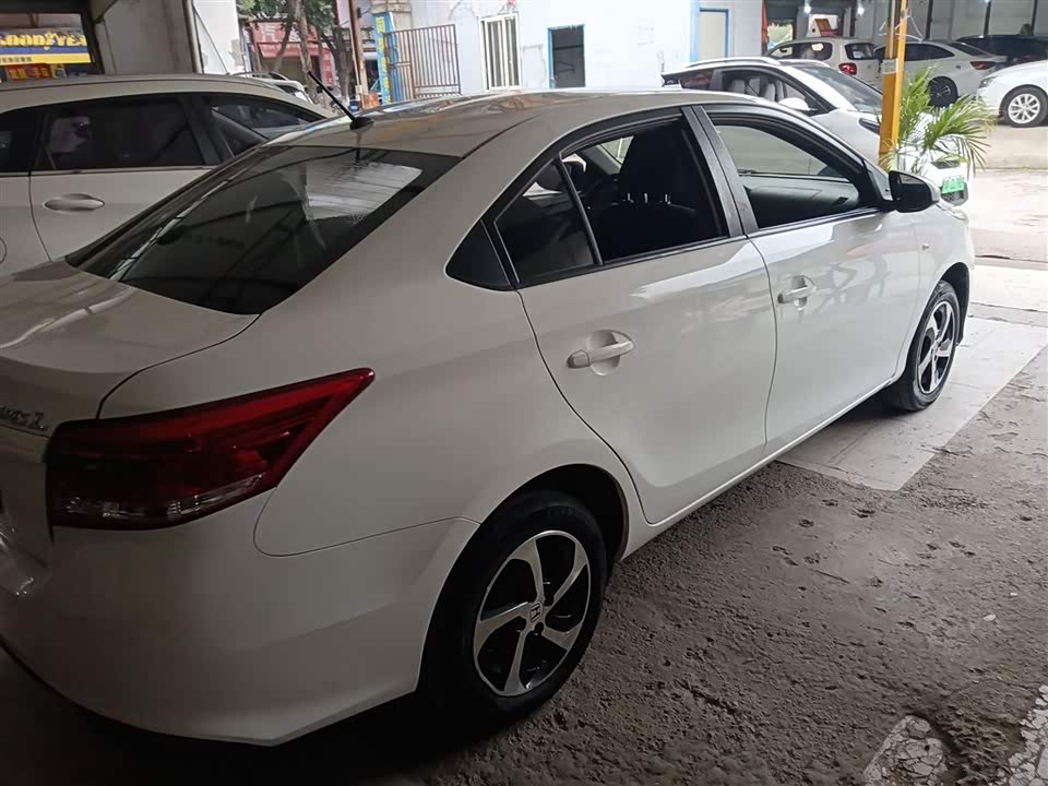 Toyota YARiS L to enjoy