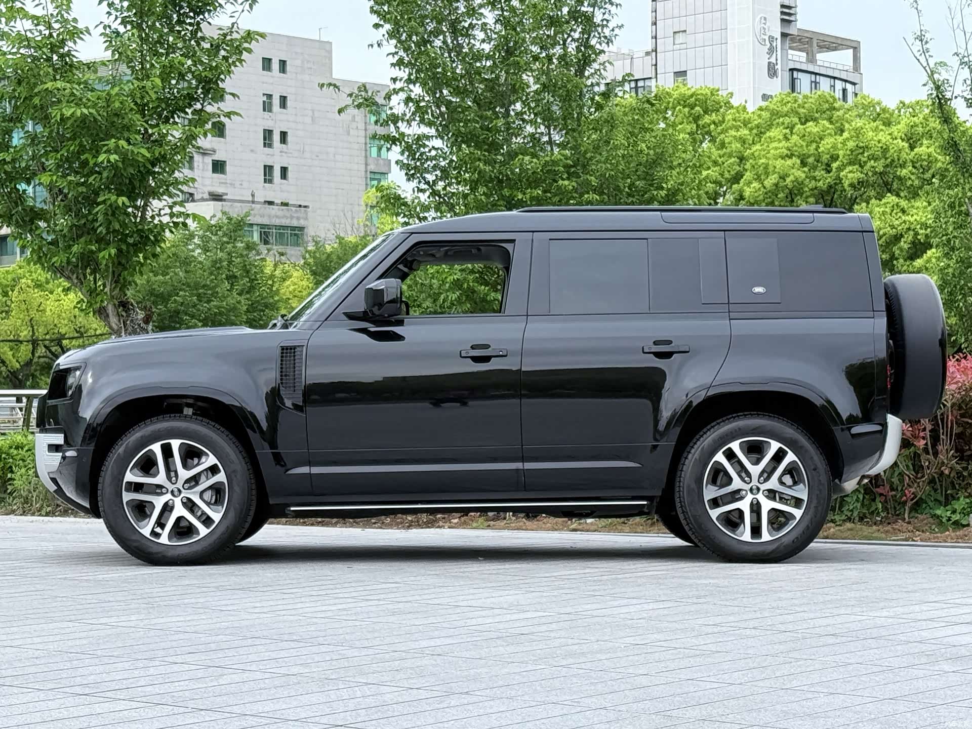 Land Rover Defender, 2024 4