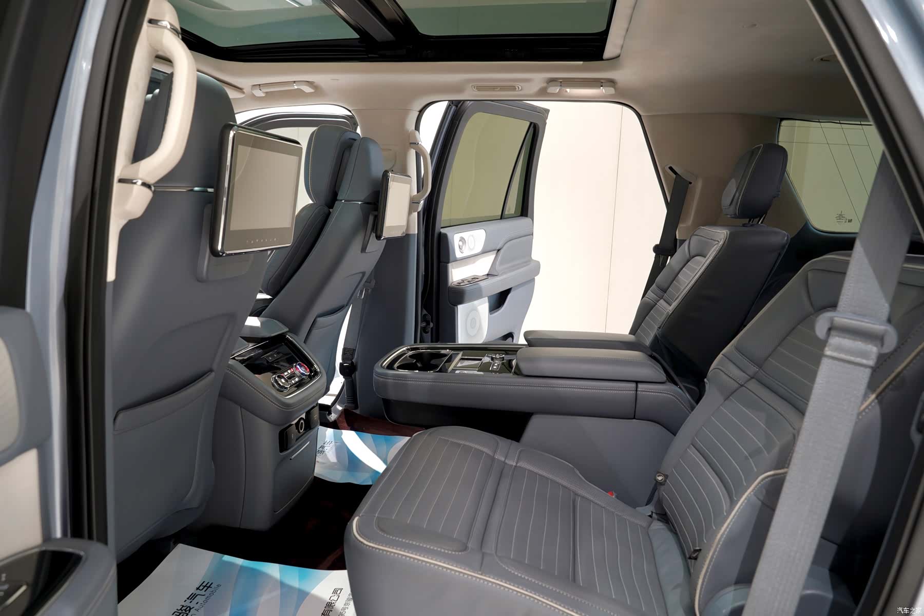 Lincoln Navigator, 2018 4