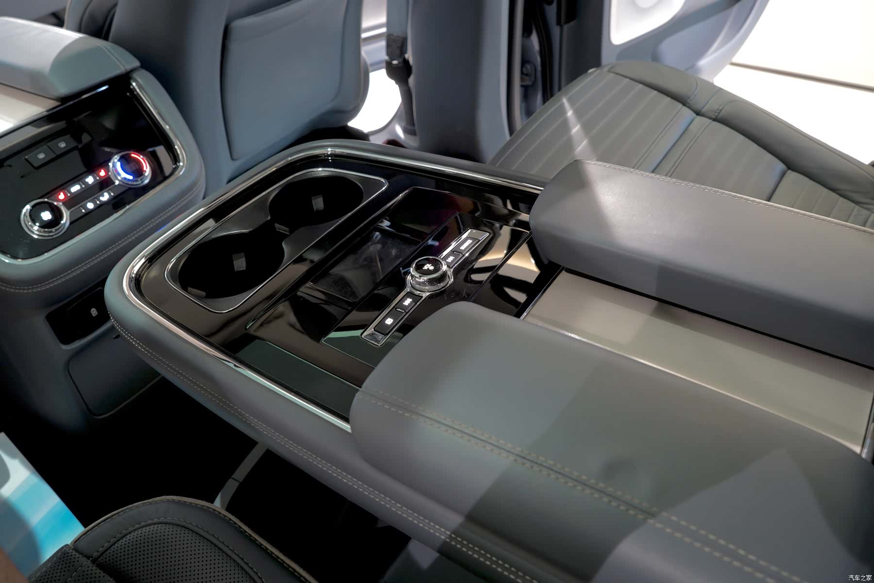 Lincoln Navigator, 2018 12