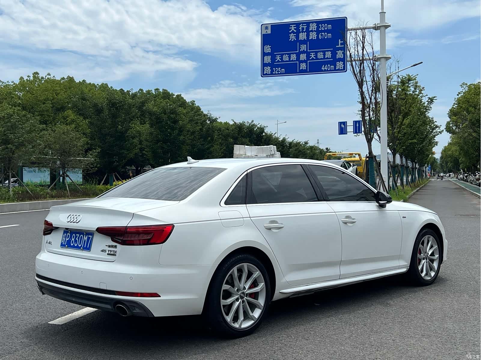 Audi A4L, 2018 все фото