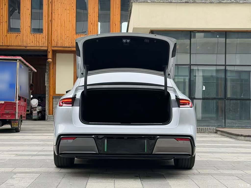 Geely E8, 2025 19