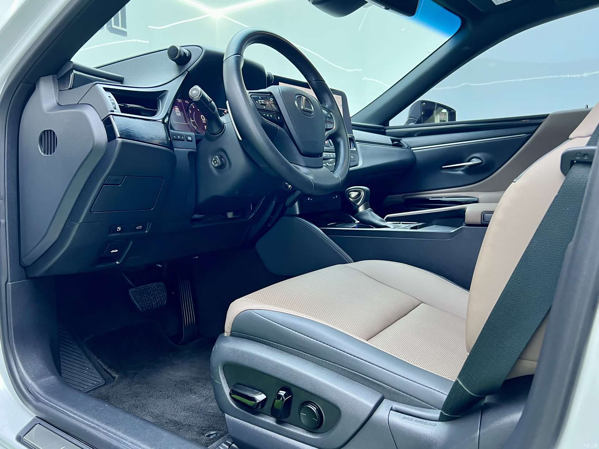 Lexus ES, 2024 4