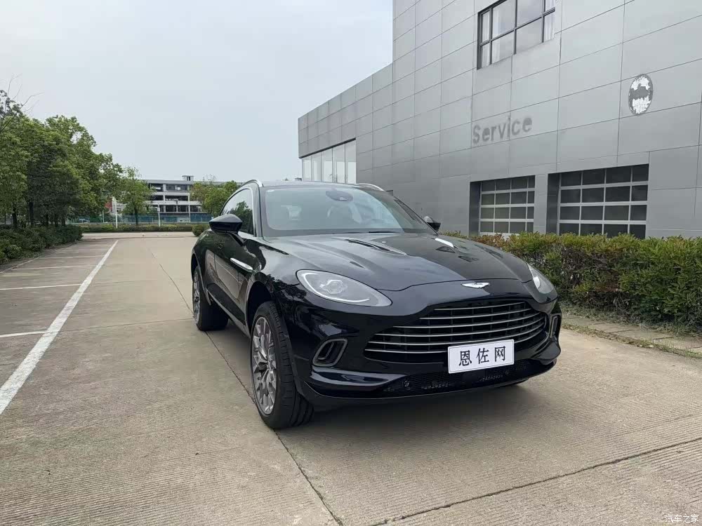 Aston Martin DBX, 2025 8