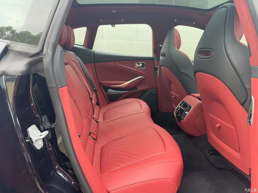 Aston Martin DBX, 2025 6