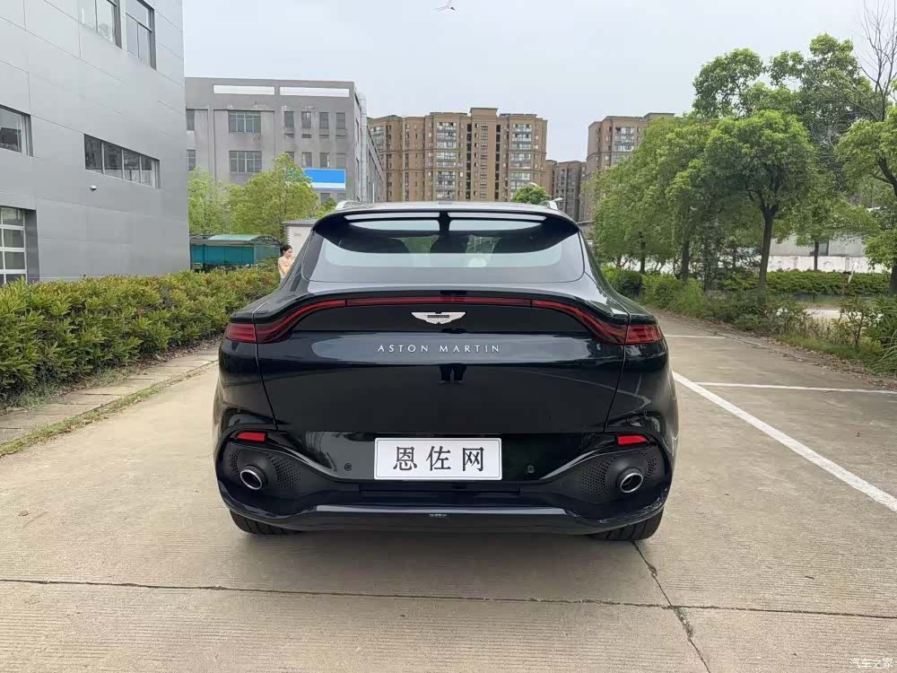 Aston Martin DBX, 2025 12
