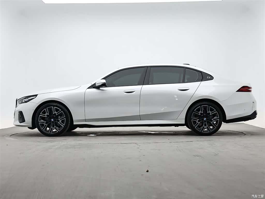BMW 5 Series, 2026 все фото