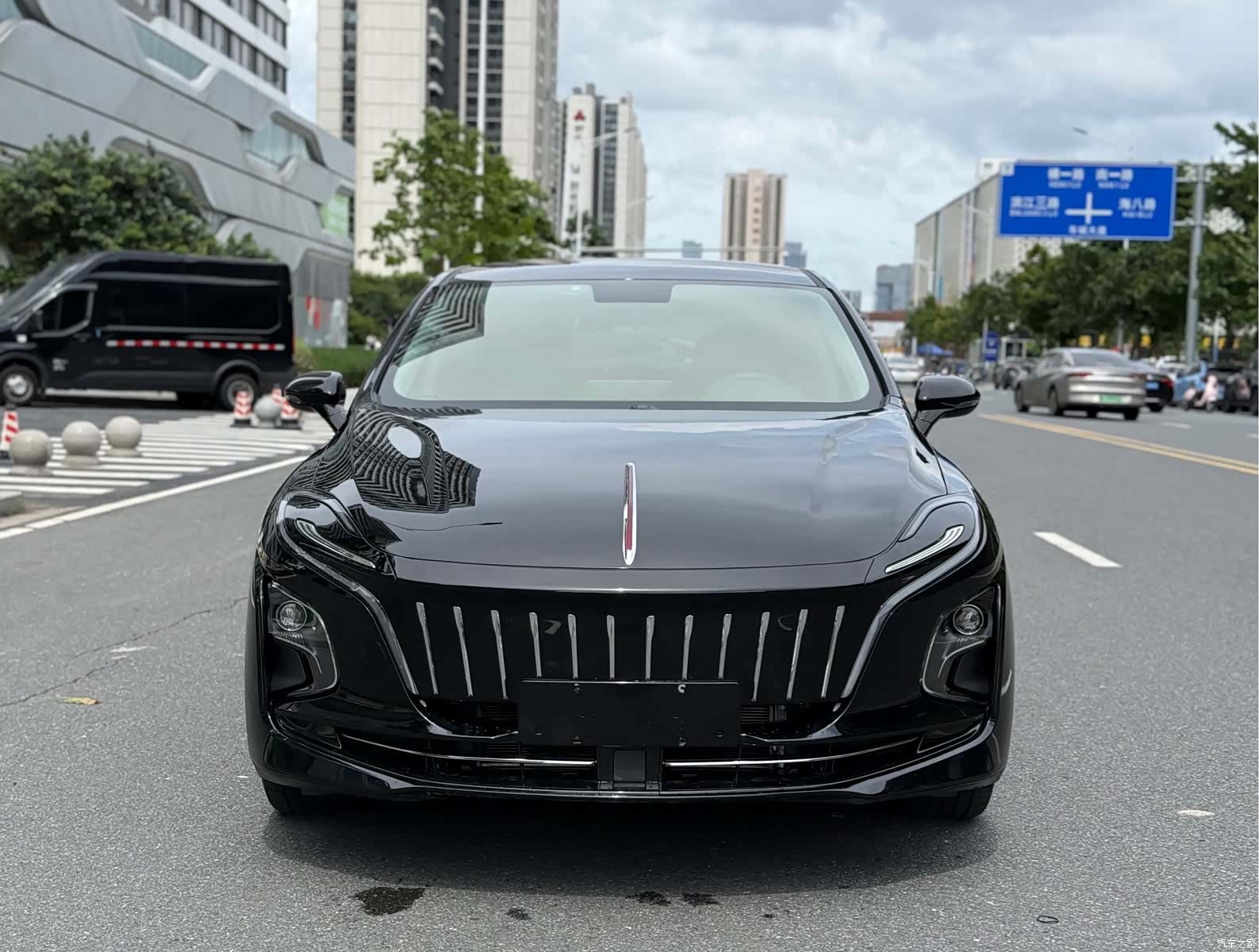 Hongqi QM5, 2025 2