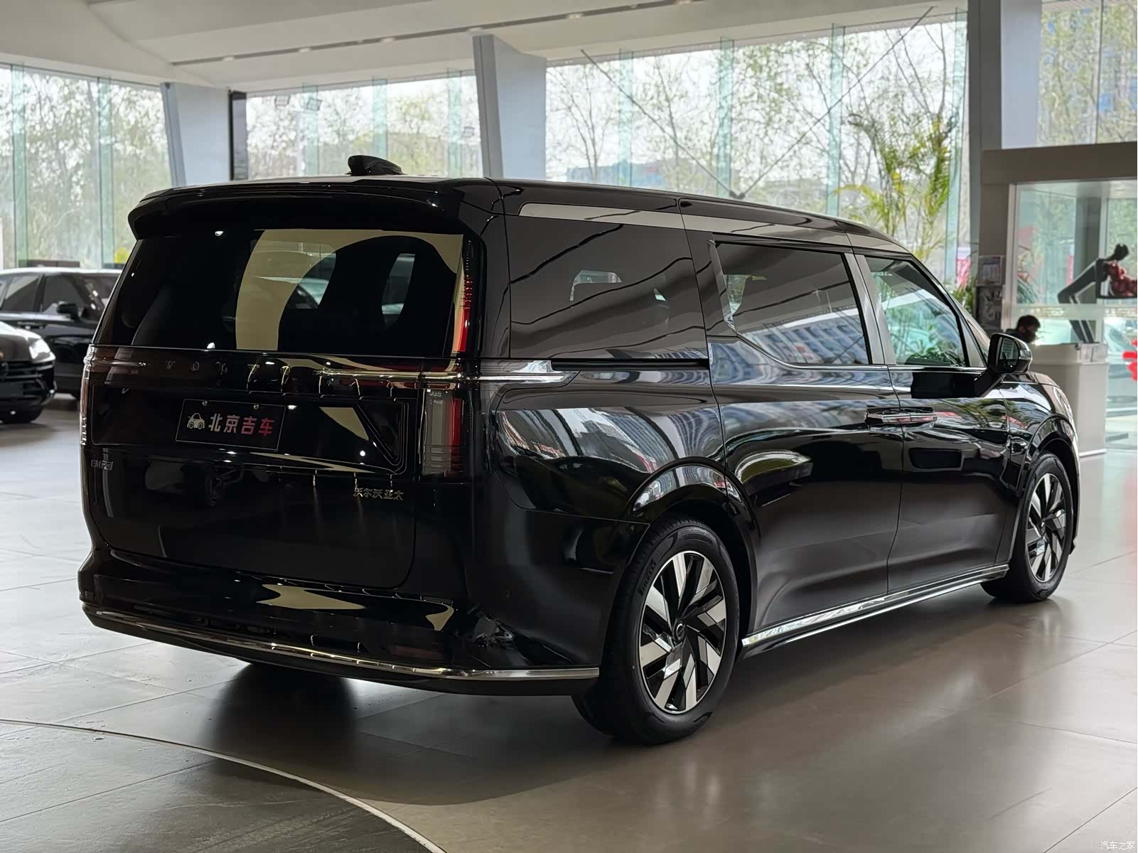 Volvo EM90, 2026 8