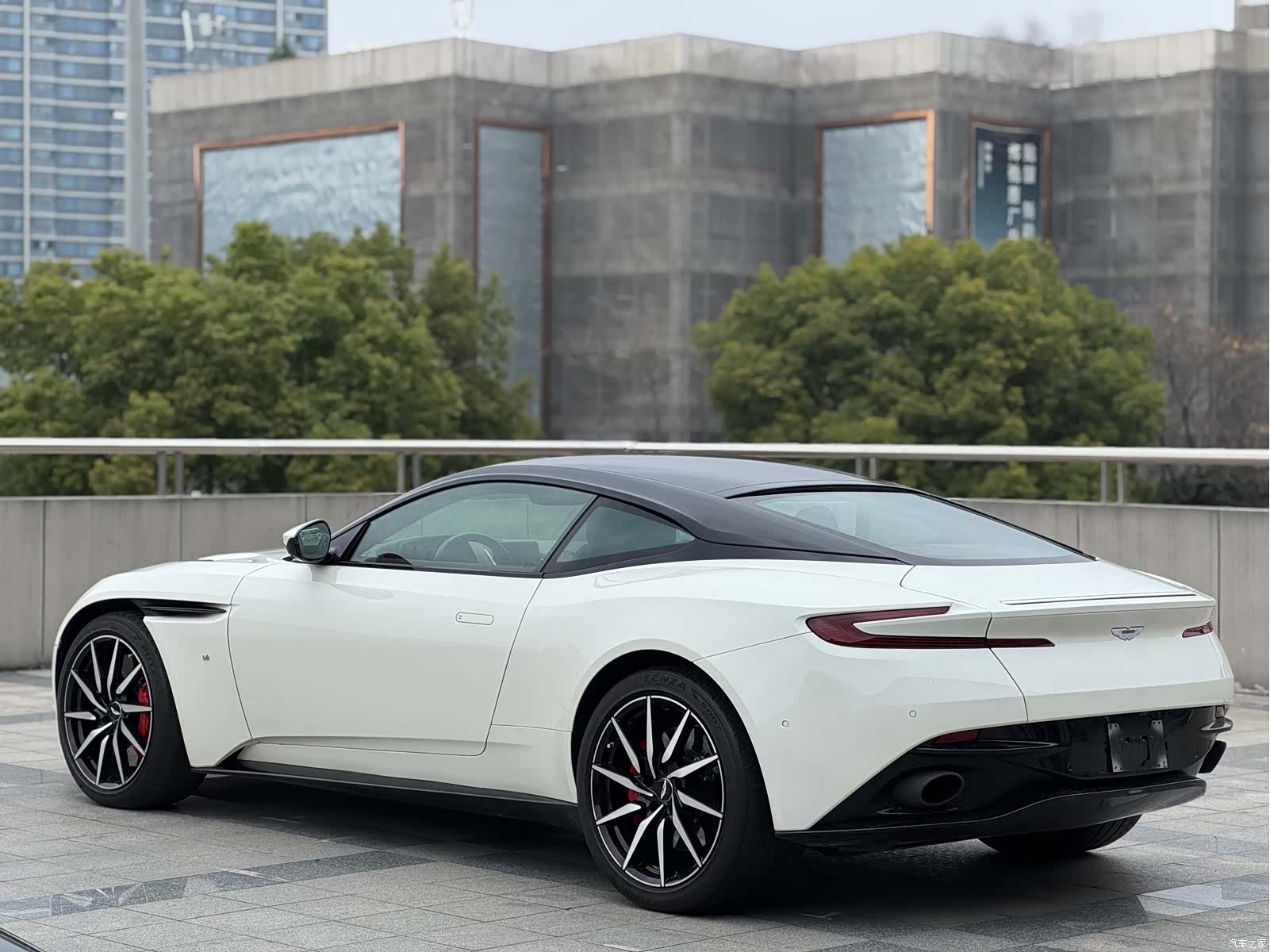 Aston Martin DB11, 2017 6