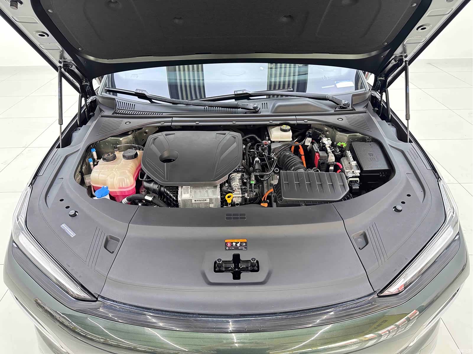 Geely 8, 2025 8