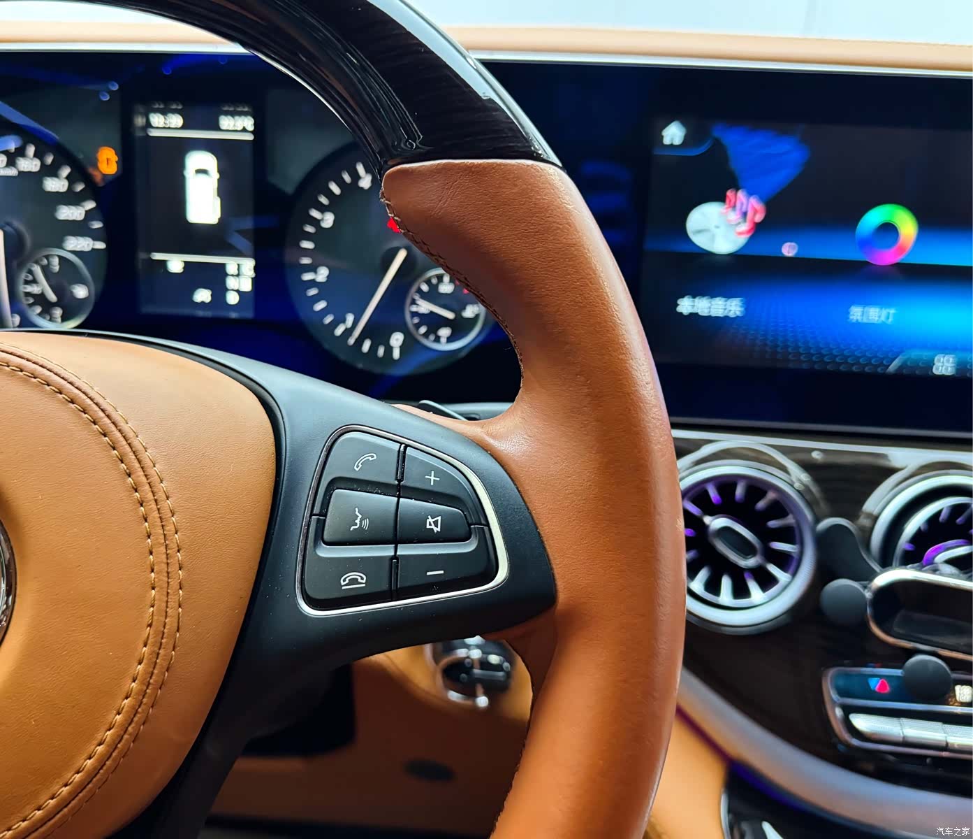 Mercedes-Benz 7, 2023 23
