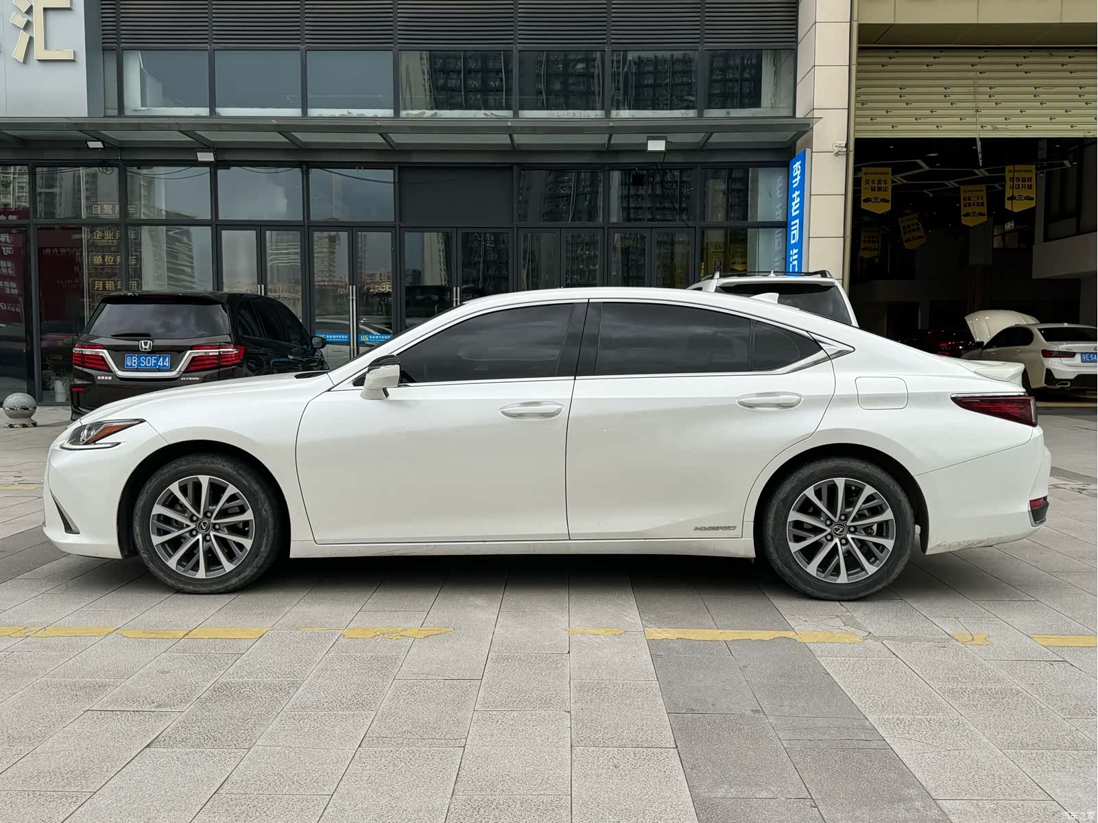 Lexus ES, 2022 3