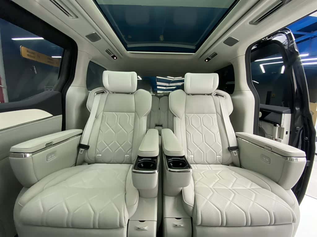 Volvo EM90, 2026 24