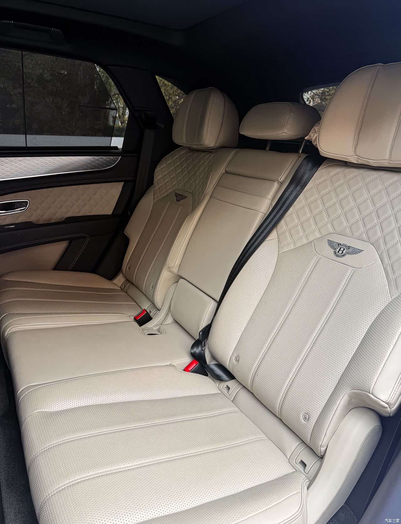 Bentley Bentayga, 2022 12