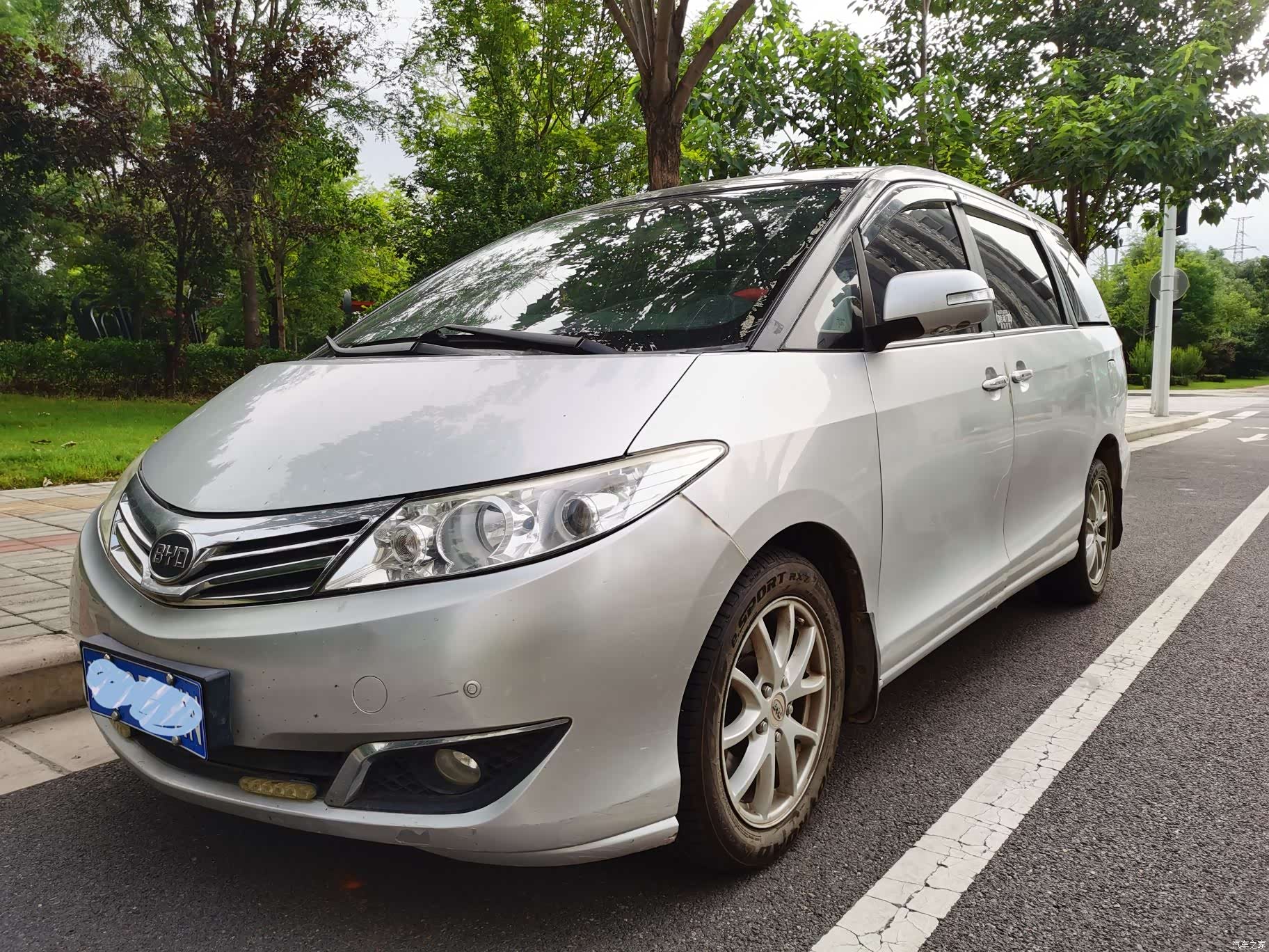BYD M6