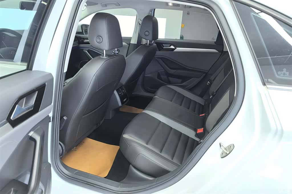 Volkswagen Sagitar, 2021 11
