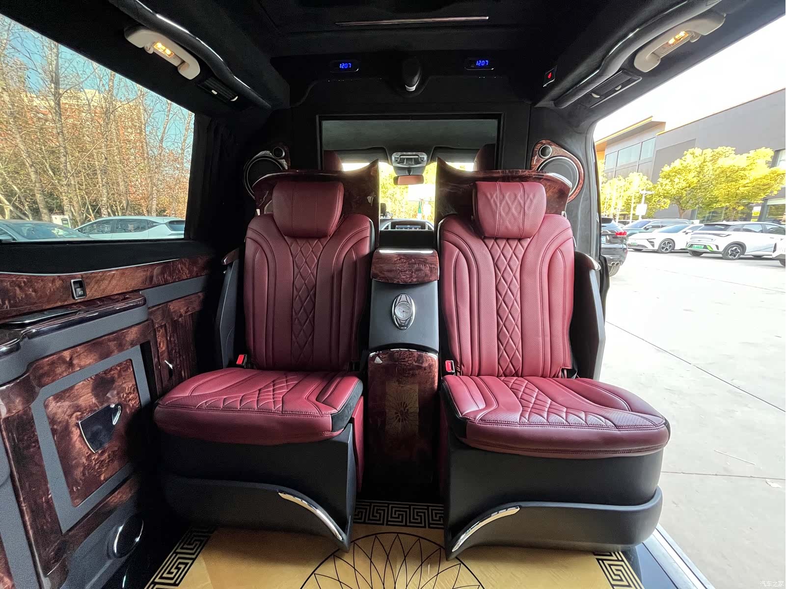 Mercedes-Benz 9, 2018 18