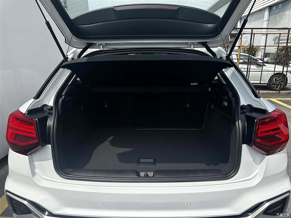Audi Q2L, 2024 8