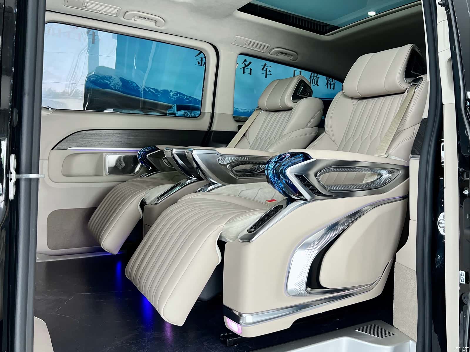 Mercedes-Benz V-Class, 2025 10