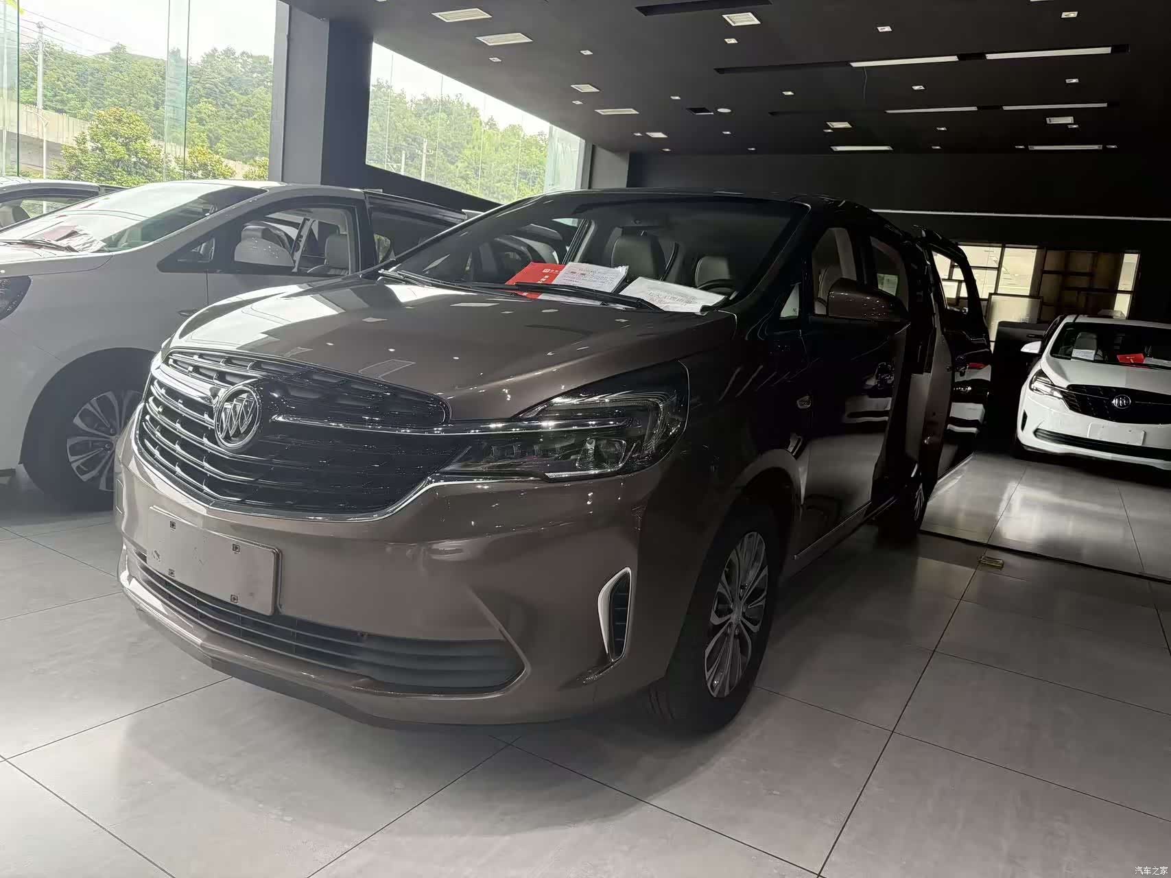 Buick GL8, 2021 3