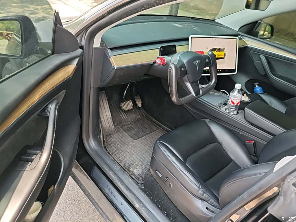Tesla Model Y, 2023 16