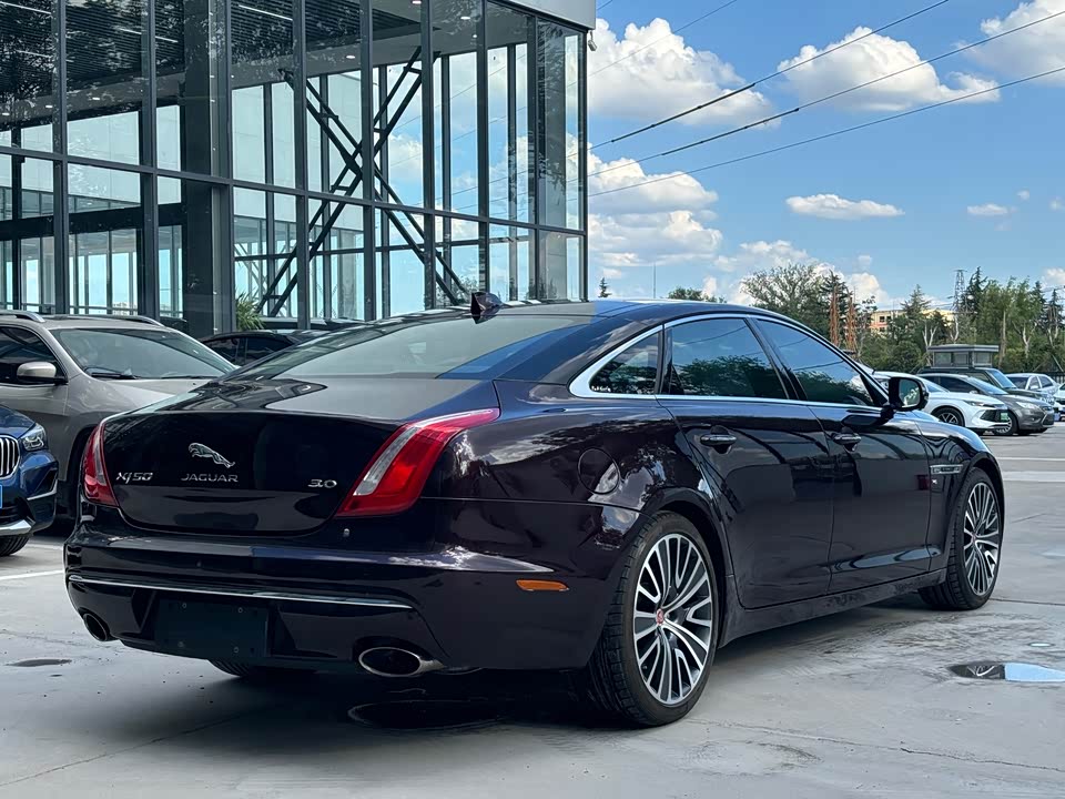 Jaguar XJ
