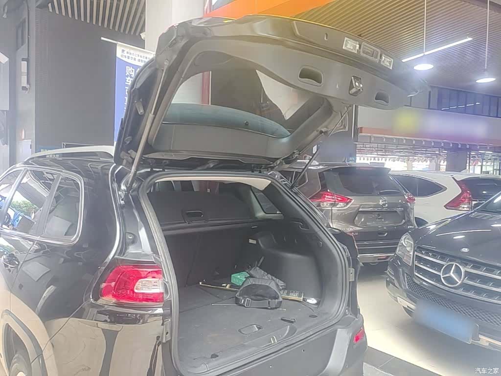 Jeep Cherokee, 2017 19