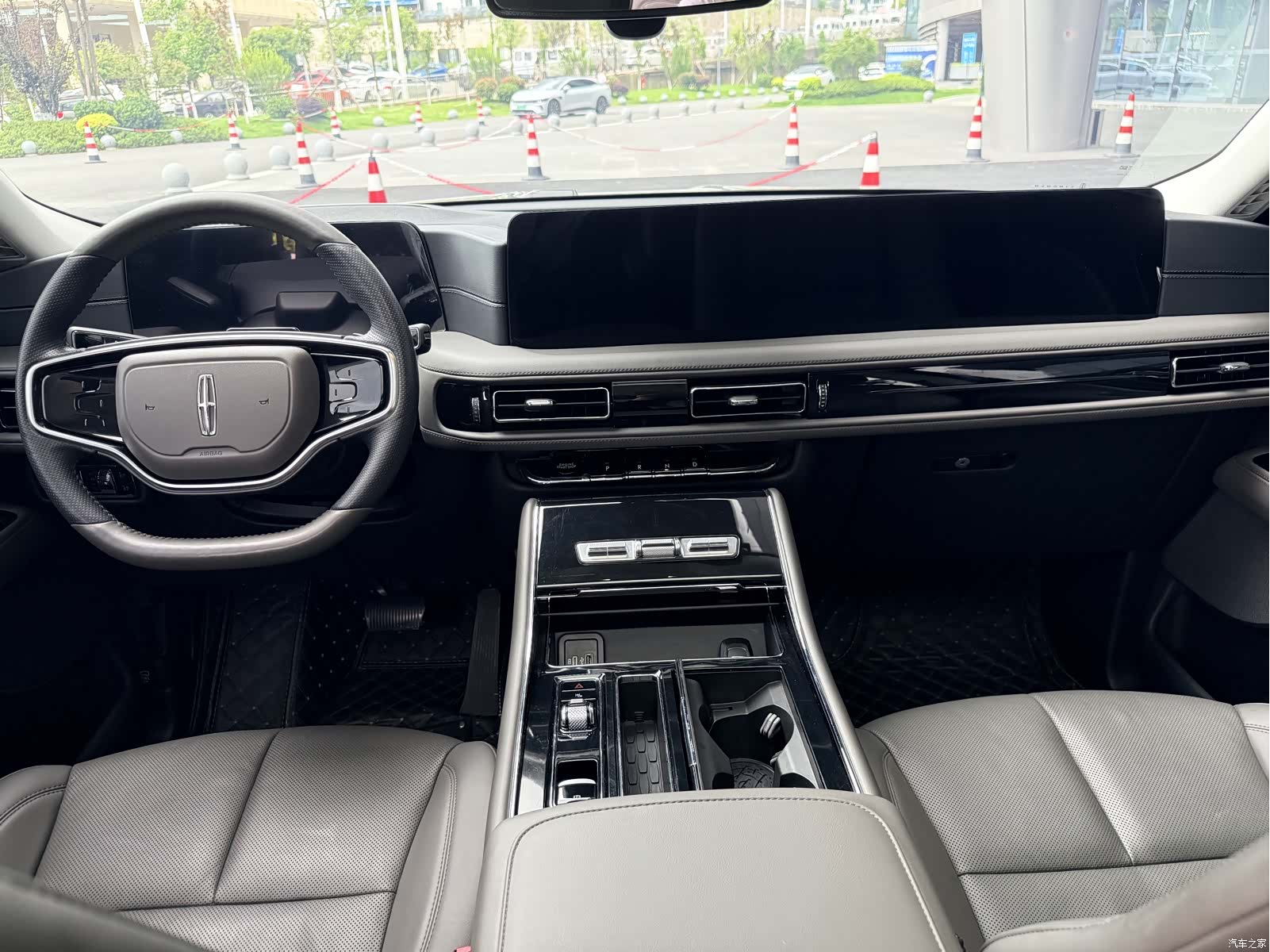 Lincoln Aviator, 2025 12
