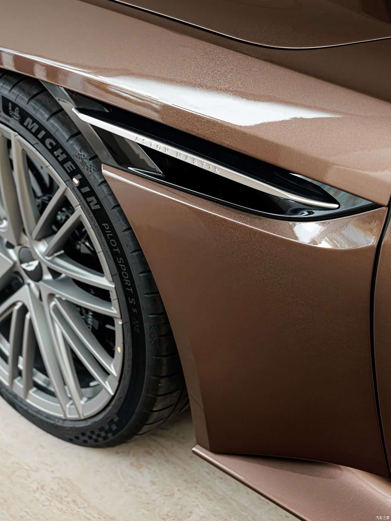 Aston Martin DB12, 2025 7