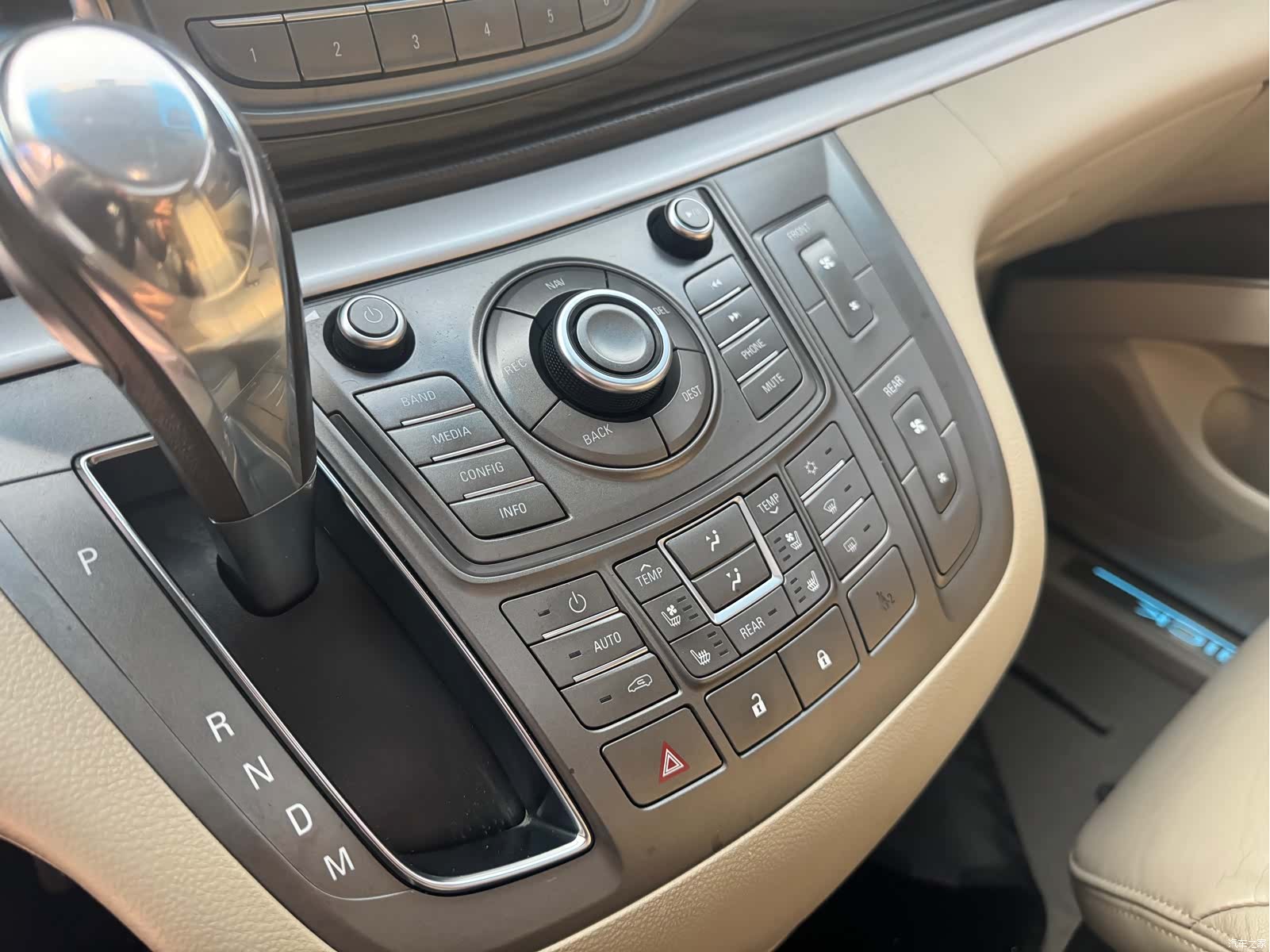 Buick GL8, 2013 9
