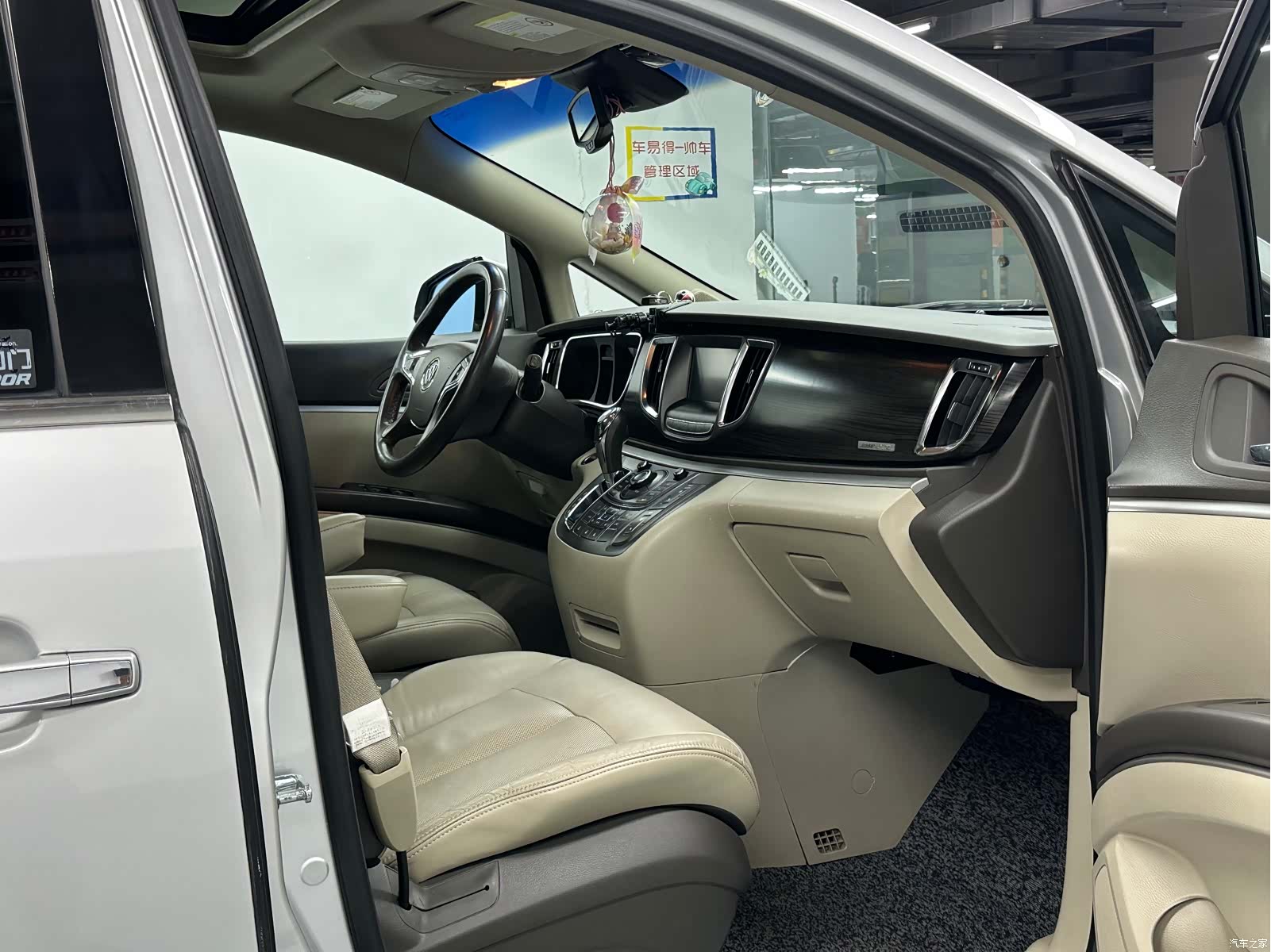 Buick GL8, 2011 11