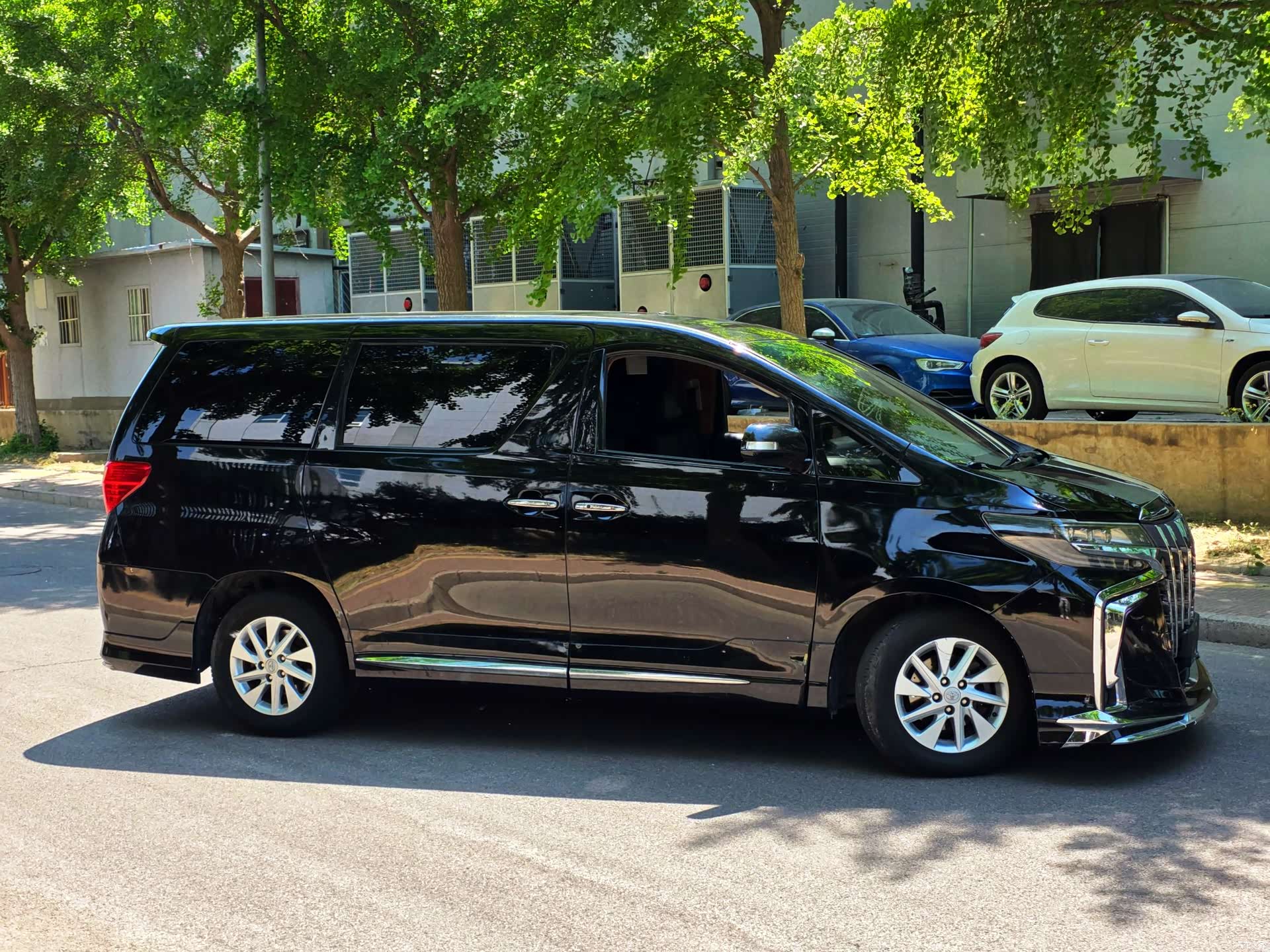 Toyota Alphard, 2014 3