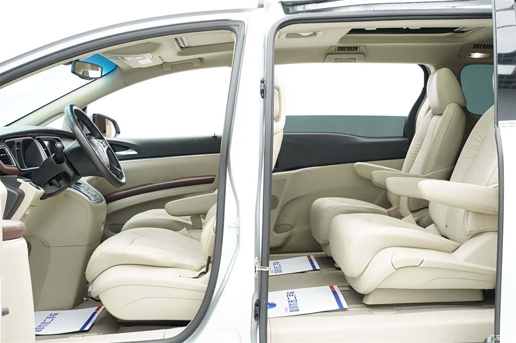 Buick GL8, 2014 9