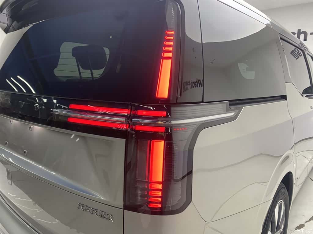 Volvo EM90, 2024 10