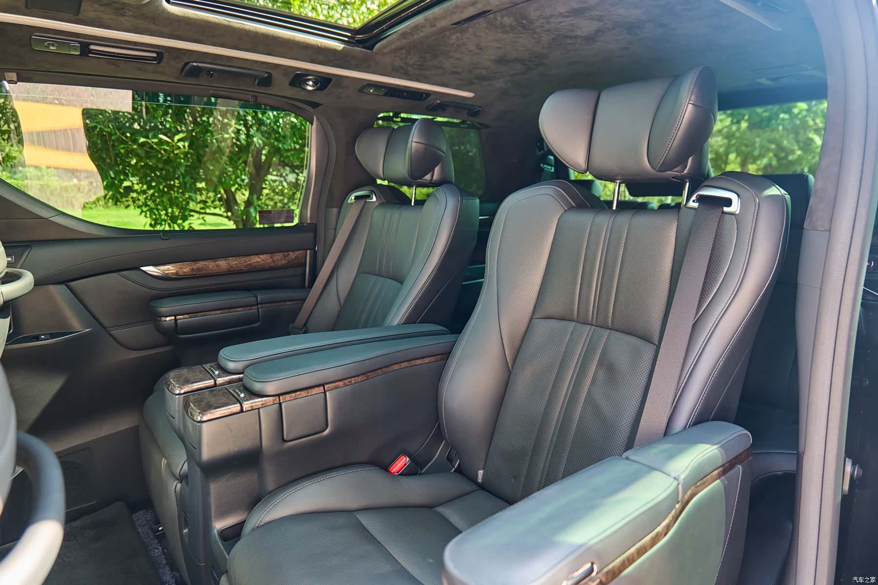 Toyota Vellfire, 2021 13