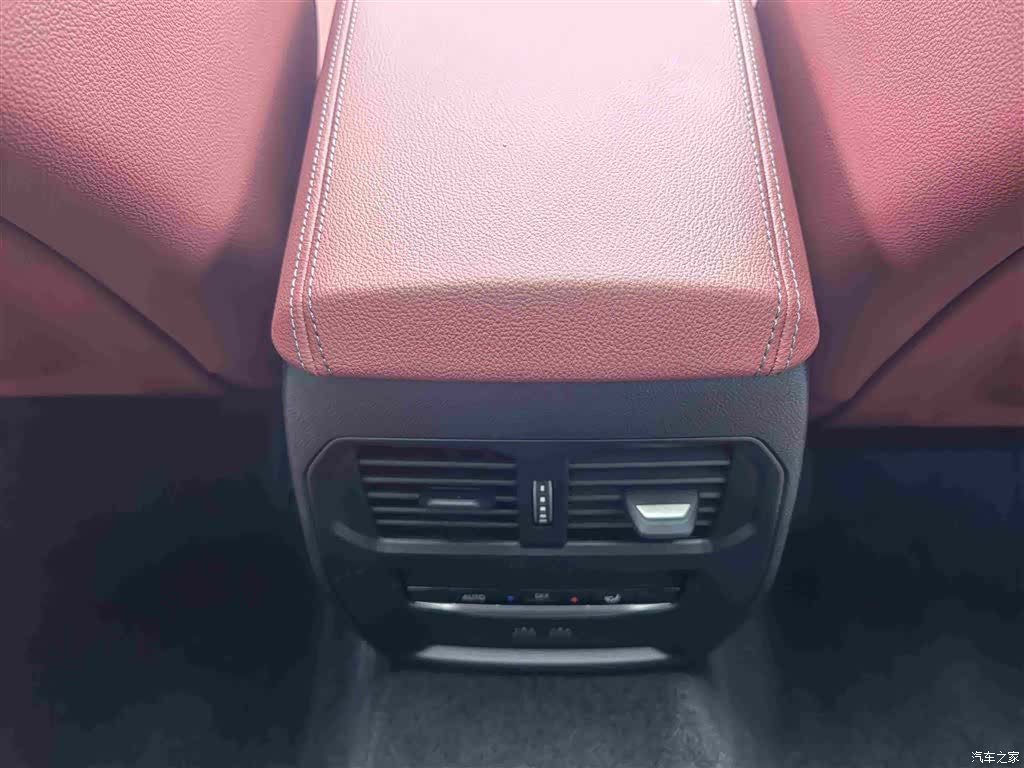 BMW 3 Series, 2025 12