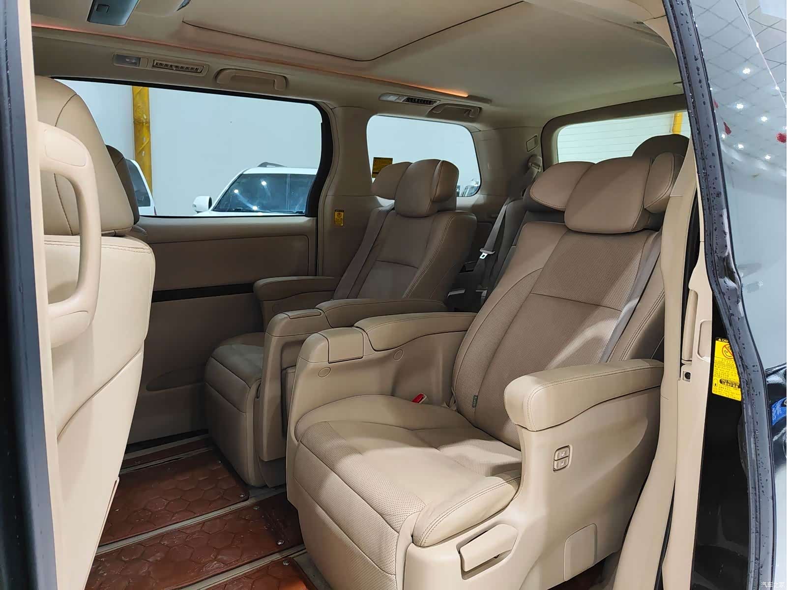 Toyota Alphard, 2011 11