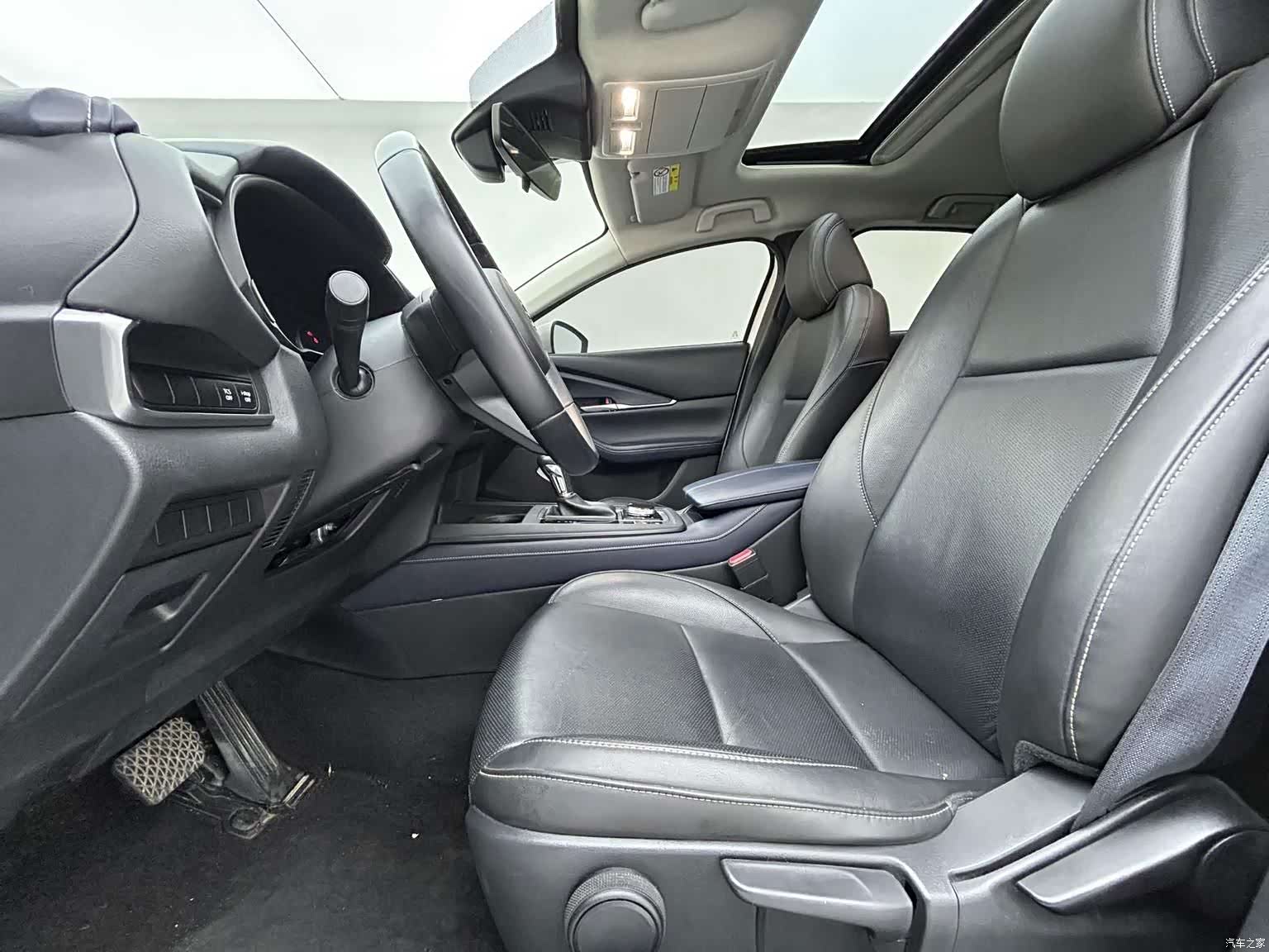 Mazda CX-30, 2022 все фото