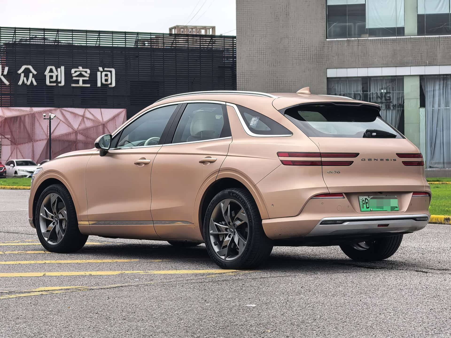Genesis GV70, 2023 3