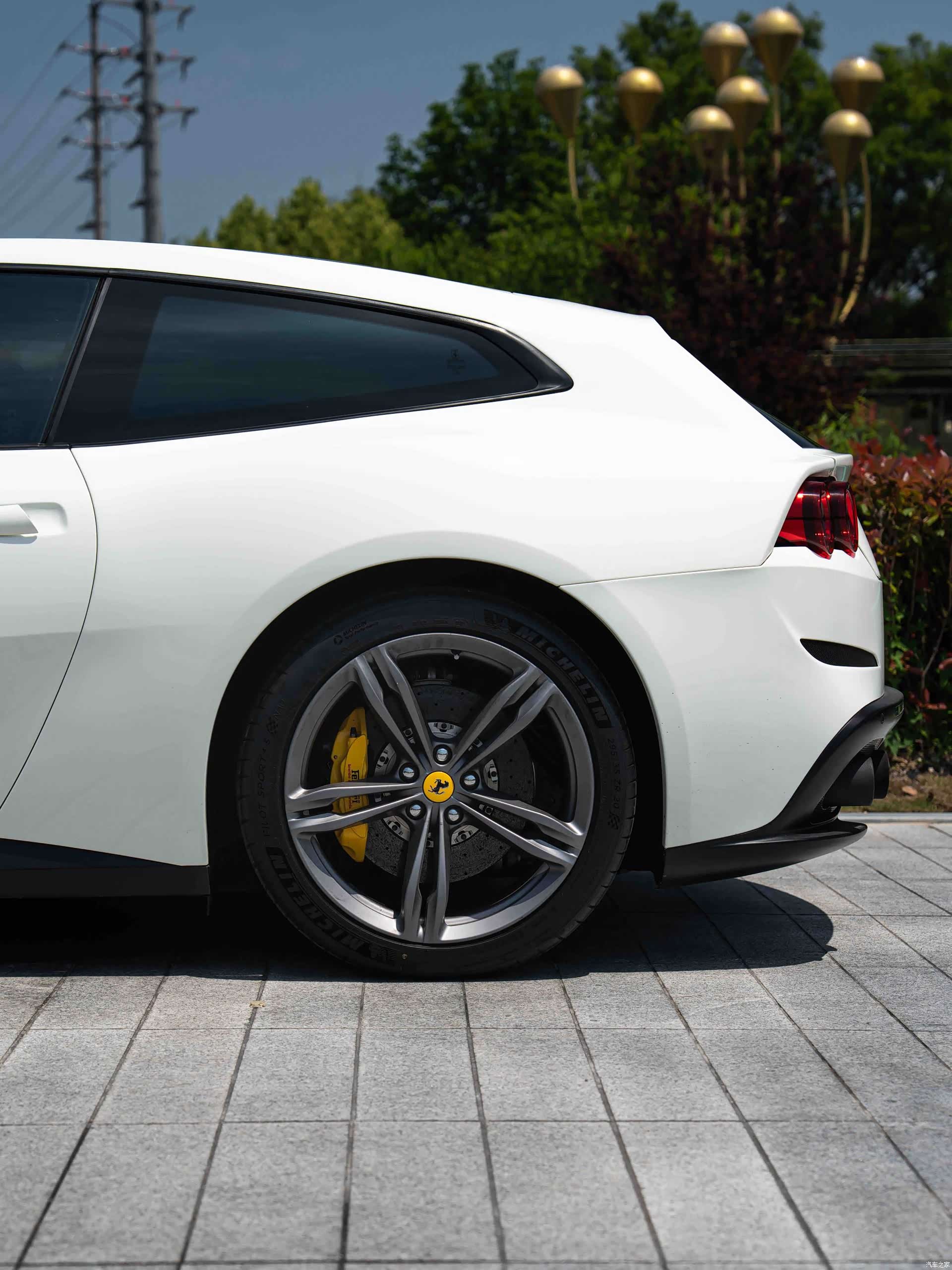 Ferrari GTC4Lus, 2017 7
