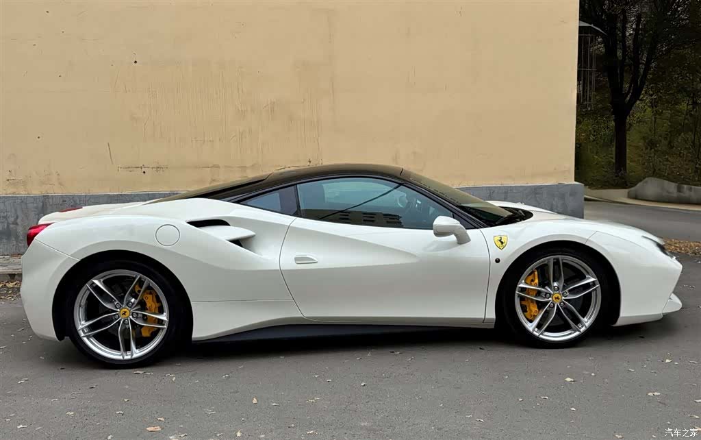 Ferrari 488, 2016 4