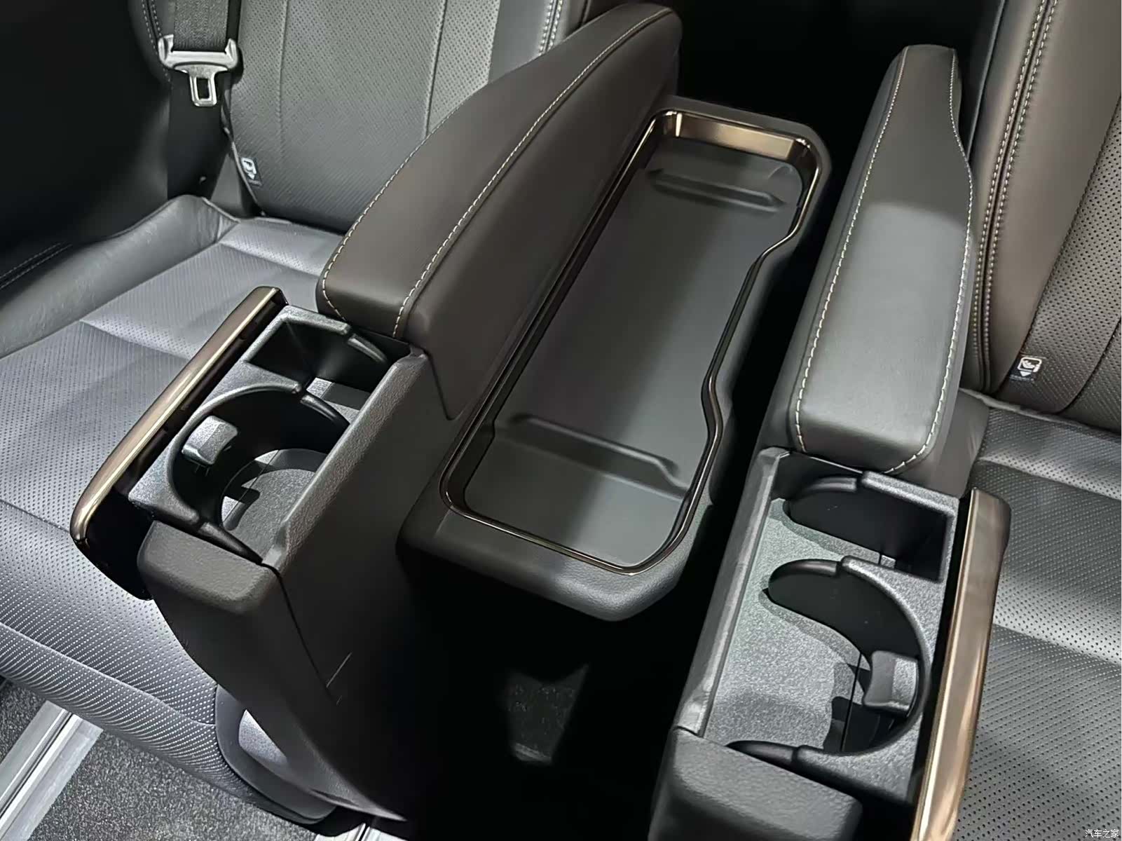 Toyota Vellfire, 2025 12
